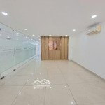 Cho thuê nhà. dt: 8x23. mặt tiền đường 20m. khu trung tâm hành chính tp. thủ đức. giá thuê 60tr/th.