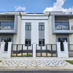 Biệt thự song lập 3 tầng, dt 200m2 duy nhất căn đối diện công viên. giá bán 10.8 tỷ có nhà + vat.