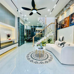 Kẹt tiền nên bán gấp nhà bà hạt phường 9, quận 10 giá 3 tỷ 280 dt 49m2, sổ riêng đã hoàn công nhà
