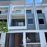 Bán gấp nhà phố bà rịa city gate 120m2- giá 4.5tỷ - đã có sổ, quốc lộ 51 0775707172 phạm yến