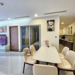 Cho thuê căn 4pn giá 42 triệu/t rẻ nhất thị trường vinhomes central park, view sông đẹp thoáng mát.