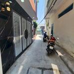 Bán gấp nhà 2 tầng mới đẹp - ngay chợ lạc long quân -