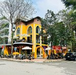 Siêu phẩm biệt thự lô góc phố hàm nghi.diện tích 250m2 cả sân vườn,mt lô góc 30m,giá 60tr/tháng