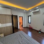 Cần bán nhà 5 tầng full nội thất 5 tầng 40m2 sát trung tâm nguyễn sơn, ô tô đỗ cửa
