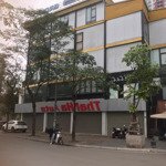Cho thuê nhà mặt phố lạc long quân, dt 320m2, mặt tiền 10m, cân hết các showroom oto
