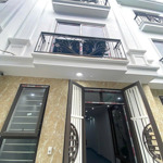 Nhà dt 42m2 xây mới 3,5 tầng 2 sân phơi,gần trường tiệu học,cách ủy ban đông la 1km.giá 3,2x tỷ