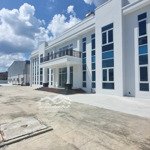 Cho thuê kho xưởng 9.700m2 ở kcn hải sơn đức hòa. xây mới 100%, có văn phòng, nhà ăn, trạm hạ thế