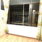 Cho thuê căn hộ tập thể tầng 5 bùi ngọc dương, 100m2, 3 ngủ, 8tr5 ở gđ, nhóm ngoan