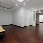 Bán biệt thự kiểu pháp 160m² lô góc 3 thoáng vài bước ra hồ tây, full sân vườn giá 60 tỷ