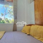 Khách sạn 12 pn đầu đường bùi thị xuân. 25tr/th, đầy đủ nội thất và gpkd