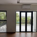 Cho thuê nhà 575 kim mã gần công viên 70m, 6 tầng, nhà mới đầy đủ điều hòa, nl oto tránh giá 26tr