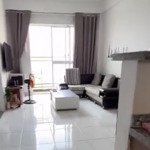 Cho thuê căn hộ 2 phòng ngủ, 1 nhà tắm, 1 toilet có băn công và đầy đủ nội thất.