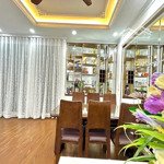 Bán nhà trung tâm cầu giấy,
dt:35m- 6 tầng-mt:4.1m- giá: nhỉnh 8 tỷ sổ nở hậu . gần oto ,