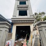 Nhà 3 tầng xây độc lập có sân cổng riêng ngay trung tâm đồng hoà, thiết kế hiện đại sang trọ
