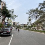 Siêu phẩm mặt phố hoàng cầu hiếm - dt 240m2- mt 8.2m- view hồ cực đỉnh- doanh thu 1.5 tỷ/năm.