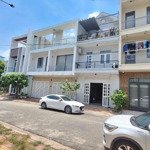 Tôi là chủ nhà, cần bán nhà mt đường số 3 khu chánh nghĩa, 10x16m 4 tầng 6pn 7wc, kết cấu 16pn 17wc