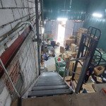 Kho 300m2, tứ hiệp, giá thuê 13tr/th, có vat, nhượng đồ 85 triệu