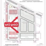 Chị gái gửi bán lô đấu giá đông tảo, cạnh chợ đang triển khai