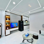 Nhà đẹp 5 tầng ngay gần hàng xanh - quận 1