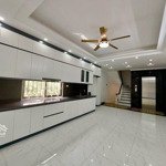 Ngô gia tự-nhà mới tinh 5 tầng thang máy - mặt tiền khủng - full nt đường 2 ôtô tránh thông các ngả