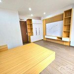 Lô góc- 3 thoáng- thang máy- rất gần oto, nhà mới tinh, ở cực sướng.