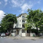 Bán gấp biệt thự mặt hồ 7ha tại vinhome thăng long