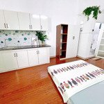 Phòng giá rẻ có nội thất, cửa sổ sáng quận 7