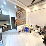 Văn cao - liễu giai - ba đình.
oto gần nhà, 5 phút đi bộ ra hồ tây