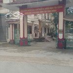 Cần bán nhà sổ đỏ cầm tay gần trường, gần chợ thuận lợi vô cùng.