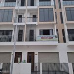 Cho thuê nhà thô bên trong liền kề 6x20 1 trệt 3 lầu( thuê 3 lầu)