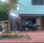 Nhà vườn nghỉ dưỡng 2 tầng full nội thất, khuôn viên 1224m2, ao cá, bể bơi, chỉ việc xách vali về ở