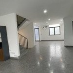 Cho thuê nguyên căn biệt thự 3 tầng, hoàn thiện đẹp, trục đường kinh doanh 27m, giá 18 triệu