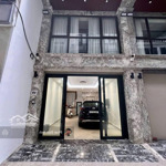 Cầu Giấy Vip - 8 Tầng Thang Máy - Ô Tô Vào Nhà - Ngõ Thông - Khu Vực Toàn Tướng Tá Về Hưu
