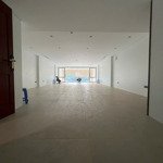 Cho thuê 3 tầng nhà mặt phố kim ngưu,diện tích120m2 x 3 tầng -mặt tiền8m. nhà mới, có hầm, thang máy