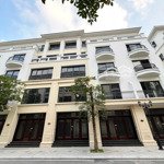 Bán Biệt Thự 63M2, Hướng Đông Nam,Giá: 8 Tỷ , Phân Khu Chà Là Thuộc Vin 2
