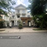 Biệt thự sông dt 8x20m, đầy đủ nội thất cho thuê giá 28 triệu cực tốt, có thể vào ở ngay
