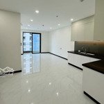 Chính chủ cần bán căn 2pn chung cư c - sky view tầng cao sẵn sổ hồng, giá tốt chỉ 2 tỷ