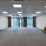 Cho thuê văn phòng 130m² trần thái tông mặt kính, ban công, tòa nhà hiện đại