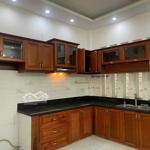 Cho thuê nhà mặt phố, 2 lầu sân thượng 4pn. 5wc, 20 triệu, 75m2, giá ưu đãi