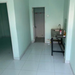 Cho thuê phòng trọ diện tích 45 m2 gồm khách, bếp, 1 phòng ngủ, wc hẻm xe hơi gần chung cư ricca