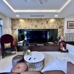 Bán gấp biệt thự góc 8.6x20m 1 trệt 3 lầu, hướng đông bắc, giá 32.5 tỷ bao gồm hết 100%. 0907110827