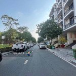 Nguyên căn nhà phố cho thuê giá tốt: 70 triệu/ tháng. toạ lạc vị trí đẹp sầm uất tại kdt vạn phúc.