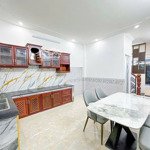 Bán nhà lầu mới đẹp có nội thất taxi tới nhà gần trường đại học y dượcdiện tích4 x15=70m2 sổ hoàn công