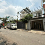 Chính chủ cho thuê biệt thự sân vườn - kết cấu: 4 tầng, sân vườn rộng, dt đất: 20x30m, dtsd: 800m2