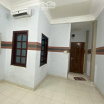 Phòng 30m2 wcriêng 2 cửa sổ, giờ tự do, máy lạnh máy quạt máy giặt máy lọc nước uống bàn ghế full