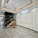 Bán Nhà Đông An 4 Tầng Thang Máy Sân Cổng Riêng