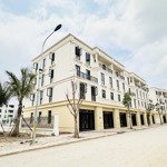 Liền kề góc xẻ khe cạnh vườn hoa, đối diện công viên ven sông, biển rộng sau nhà