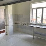 Phòng trọ nhà sạch sẽ có máy lạnh và hầm gửi xe