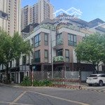 Cho thuê góc 2mt hà đô centrosa q10-ngang10m-trống suốt-lh:0909192580 a toan.