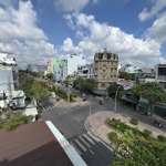 Nhà mặt tiền vị trí đẹp gần ngã tư, mặt tiền 30m đường hiền vương. nhà đẹp. nội thất cao cấp